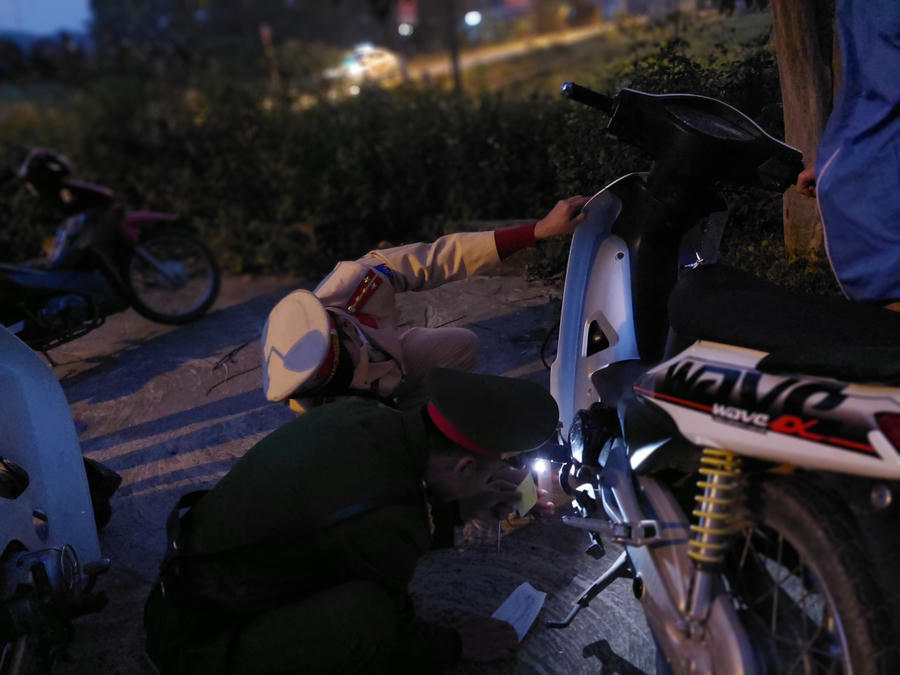 Tổ công tác kiểm tra số khung, số máy xe vi phạm.