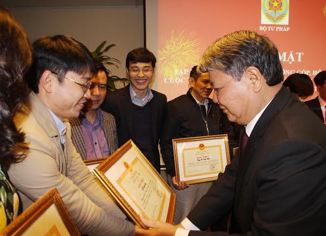 Bộ trưởng Bộ Tư pháp đã quyết định tặng Bằng khen cho 7 tập thể và 24 cá nhân đã có thành tích xuất sắc trong tổ chức Cuộc thi tìm hiểu Hiến pháp và lễ hưởng Ngày Pháp luật nước Cộng hòa xã hội chủ nghĩa Việt Nam năm 2015.