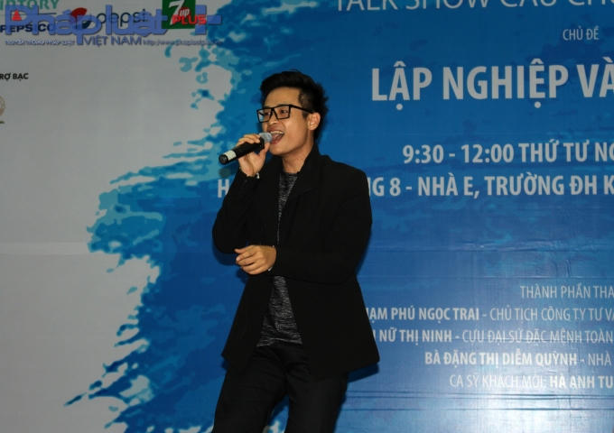 Ca sĩ khách mời Hà Anh Tuấn biểu diễn sôi động tại talkshow. (Ảnh: Mai Chiến)