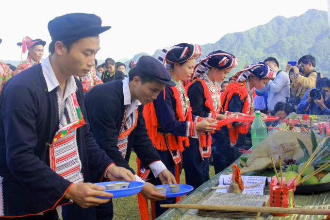 Sản phẩm của nghề trạm bạc được bày bán tại tuần văn hóa du lịch xã Bản Luốc