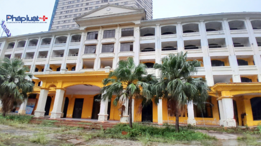 Khu đất khách sạn Sông Nhuệ có vị trí đắc địa bỏ hoang nhiều năm, cây cỏ mọc um tùm.