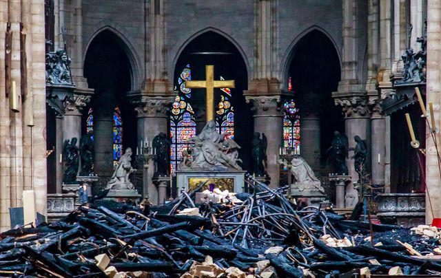 Cảnh tượng ngổn ngang tại Nhà thờ Đức Bà Paris sau vụ hỏa hoạn. (Ảnh: Reuters)