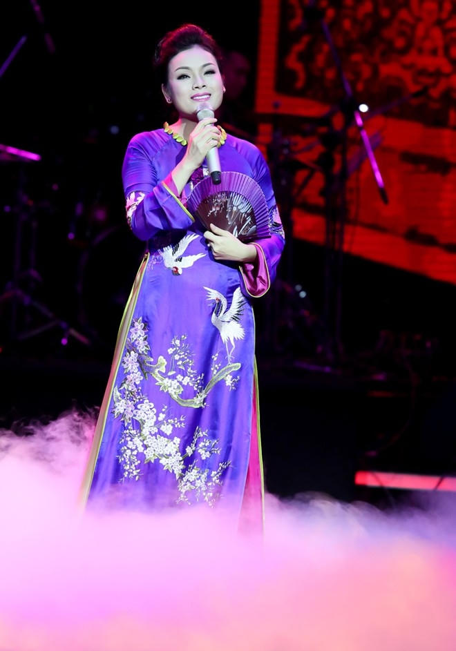 Ca sĩ T&acirc;n Nh&agrave;n biểu diễn trong lễ kỷ niệm của Dược Việt Đức.