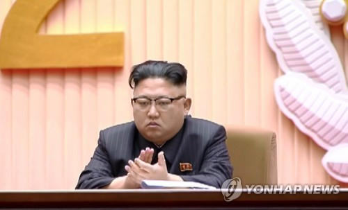 Vẻ mặt buồn, thẫn thờ của nhà lãnh đạo Triều Tiên hôm 16/2. (Ảnh: Yonhap)