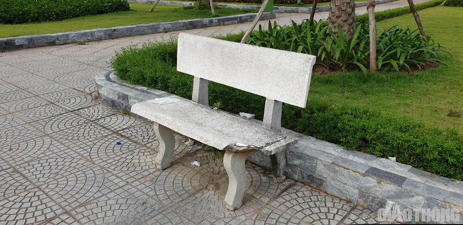 Hệ thống ghế đá trong công viên hoa cũng đã cũ bẩn và gãy nứt.
