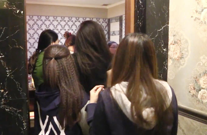 Công an đưa các tiếp viên đi kiểm tra ma túyẢNH: ĐỖ TRƯỜNG