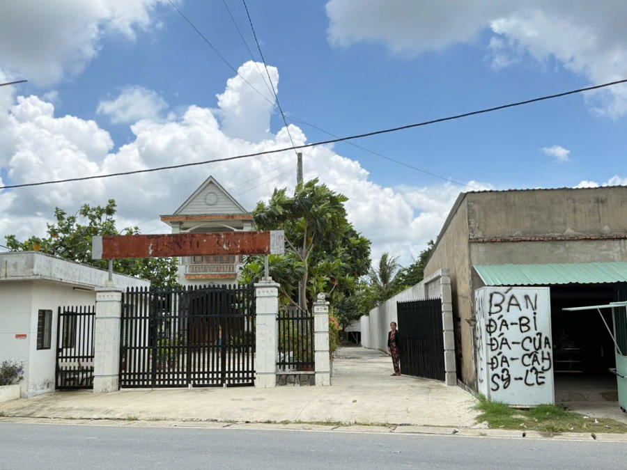 Diện tích đất tranh chấp có chiều rộng 3m, dài khoảng 60m nằm giữa khu đất của bên nguyên đơn và bị đơn. (ảnh: NVCC)