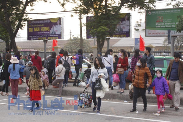Mọi người ai cũng trong tư thế vội vã để bắt cho kịp chuyến xe để trở về nơi sinh sống, sớm ổn định công việc sau kỳ nghỉ.