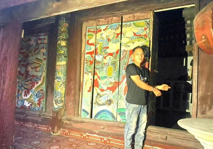 Đối tượng Nguyễn Văn Tiến bị bắt quả tang khi đang trèo tường tẩu thoát sau khi trộm tiền công đức tại Đền Vân Hội (Phú Thọ). (Ảnh: Cơ quan công an)