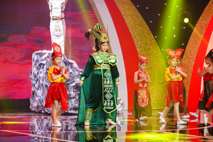 Th&oacute;t tim với &ldquo;Nữ ho&agrave;ng ứng xử&rdquo; 5 tuổi h&oacute;a Angry Bird bay tr&ecirc;n kh&ocirc;ng ph&aacute; th&agrave;nh như phim