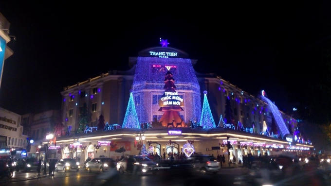 Trung t&acirc;m thương mại Tr&agrave;ng Tiền rạng rỡ trong đ&ecirc;m Gi&aacute;ng sinh. Ảnh Đức Bi&ecirc;n.              &Ocirc;ng gi&agrave; tuyết như thường lệ đi tặng qu&agrave; cho c&aacute;c ch&aacute;u nhỏ tại Thủ đ&ocirc; H&agrave; Nội.