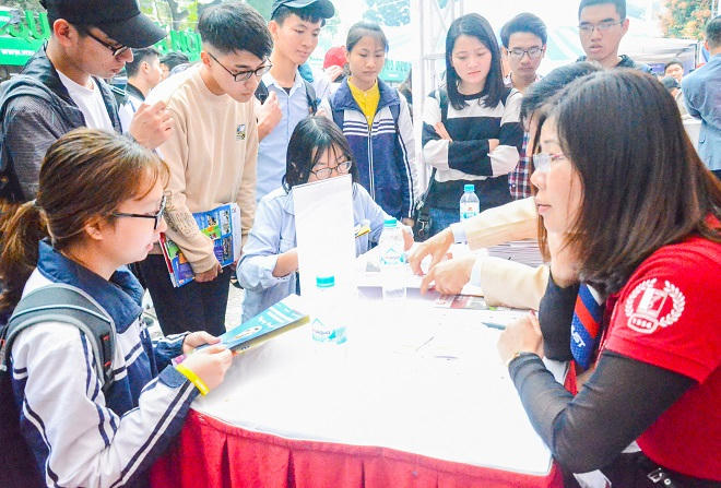 Học sinh tìm đến gian hàng tư vấn tuyển sinh của trường ĐH Bách khoa Hà Nội. Ảnh Ngô Chuyên.