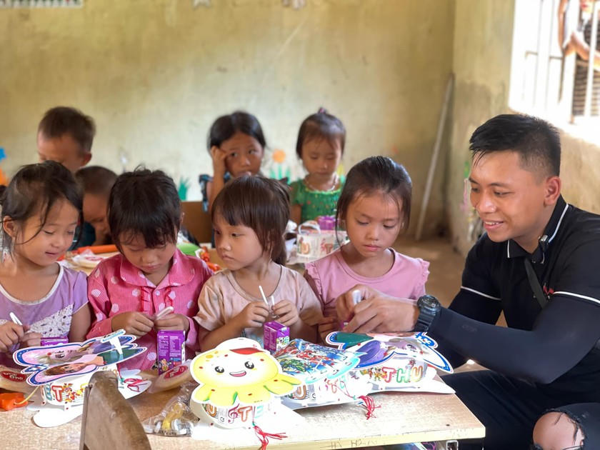 Duy Anh tặng quà và lồng đèn cho các em vui Trung thu