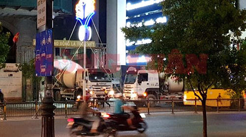 Việc xe bồn bê tông chạy ra, vào dự án để phục vụ bê tông cho công trình trong thời gian có nhiều lưu lượng xe cộ qua lại sẽ gây sự bất an và nguy hiểm cho người đi đường. Ảnh: Chính Kỳ.