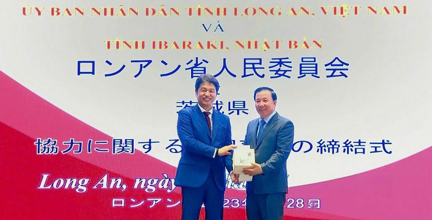 Chủ tịch UBND tỉnh Long An và Thống đốc tỉnh Ibaraki tại “Lễ ký kết tuyên bố chung giữa tỉnh Long An và tỉnh Ibaraki.