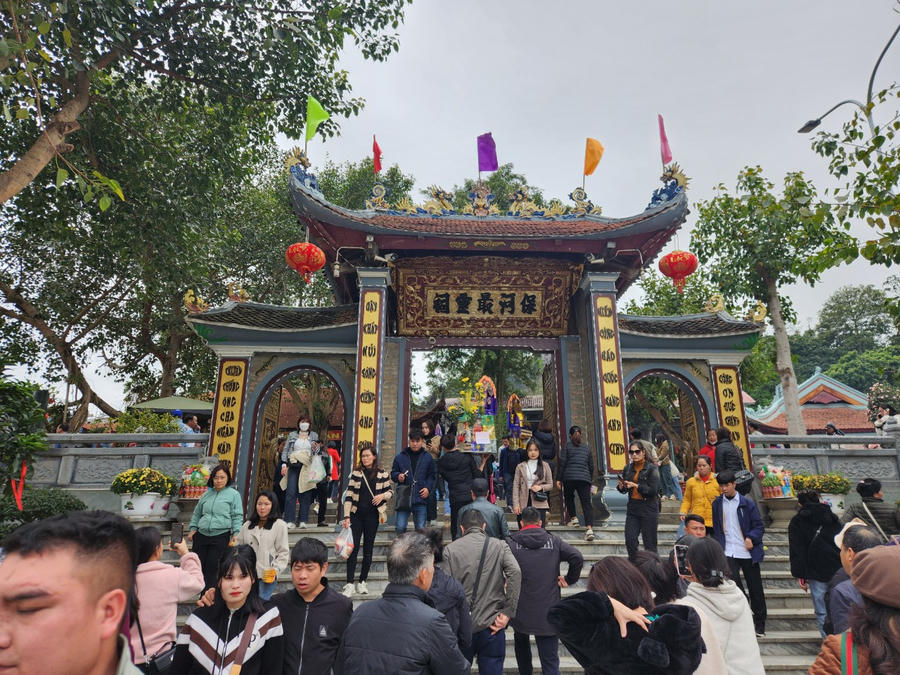 Từ lâu, đền Bảo Hà (hay còn được gọi là đền ông Hoàng Bảy) ở xã Bảo Hà (huyện Bảo Yên) không chỉ được biết đến là Di tích lịch sử - văn hóa nổi tiếng trong cả nước mà nơi đây còn là địa chỉ du lịch tâm linh hấp dẫn du khách thập phương mỗi khi đặt chân đến tỉnh Lào Cai.