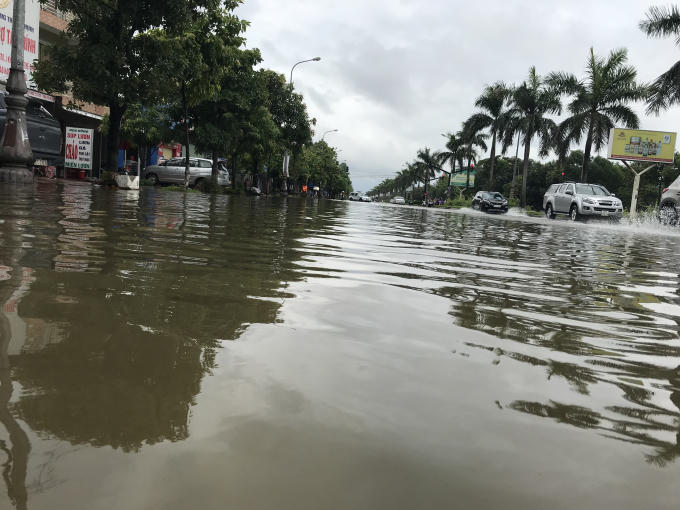 Đường Lê Nin như một con sông lớn.