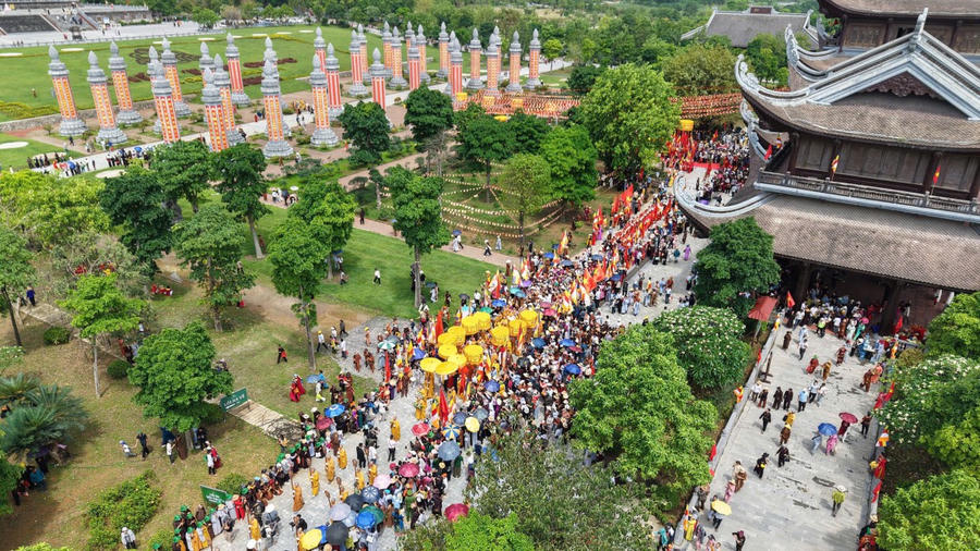 Từ khu vực đường vào chùa Tam Chúc, người dân, tăng ni, phật tử và du khách thập phương tham dự sự kiện tâm linh đặc biệt này.