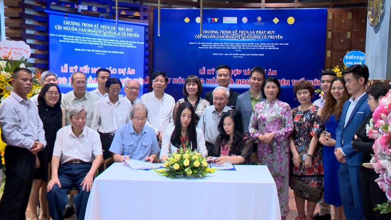 Các đại biểu kí kết dự án “Hãy nói tiếng nói người Việt trên thế giới”.