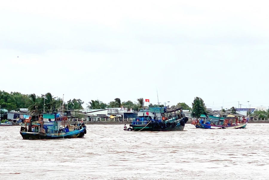 Đồn Biên phòng Rạch Gốc cứu vớt 13 ngư dân gặp nạn trên biển