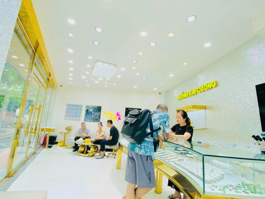 Xưởng Kim Cương có các chính sách bảo hành và chăm sóc khách hàng vô cùng ưu việt.