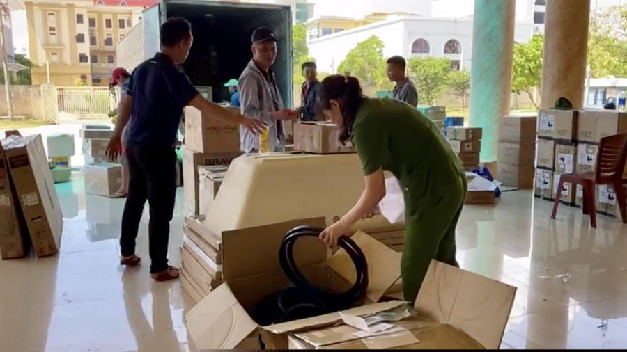Lực lượng Công an đang kiểm tra hàng