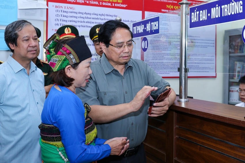 Thủ tướng kiểm tra công tác chuyển đổi số cùng người dân.