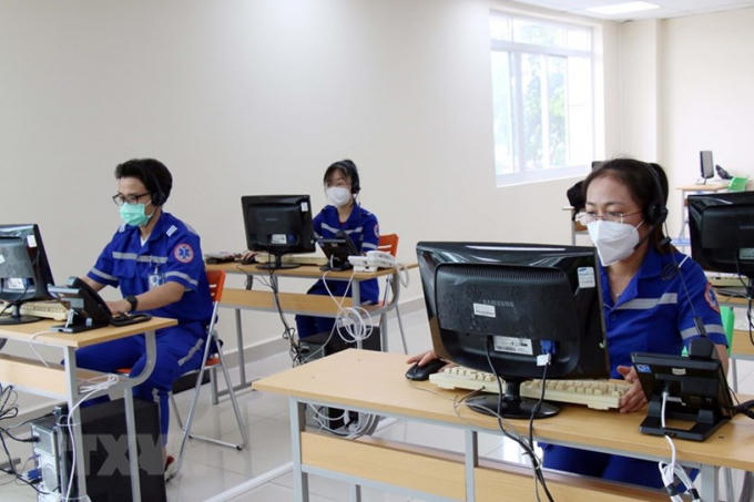 Nhân viên điều phối cấp cứu Tổng đài cấp cứu 115 đặt tại Công viên phần mềm Quang Trung. (Ảnh: Tiến Lực/TTXVN)