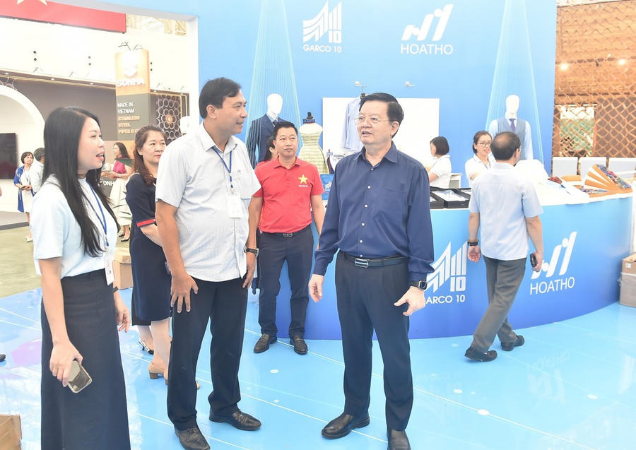 Phó Thủ tướng Chính phủ Mai Văn Chính kiểm tra Triển lãm thành tựu Đất nước. (Ảnh: Giang Thanh/ VGP)