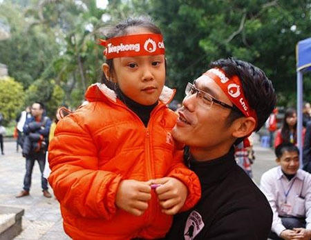 Bố và con cùng đi hiến máu. Ảnh: Phapluatplus.