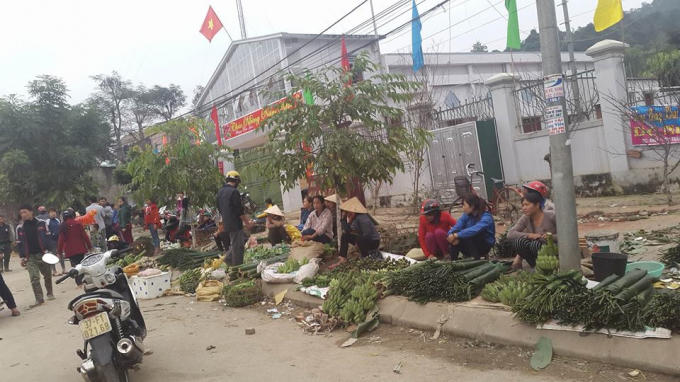 Lá dong rừng và rau quả được bày bán.