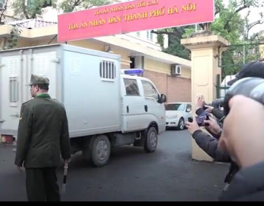 6h45, 4 xe cảnh sát dẫn giải các bị cáo đến tòa.