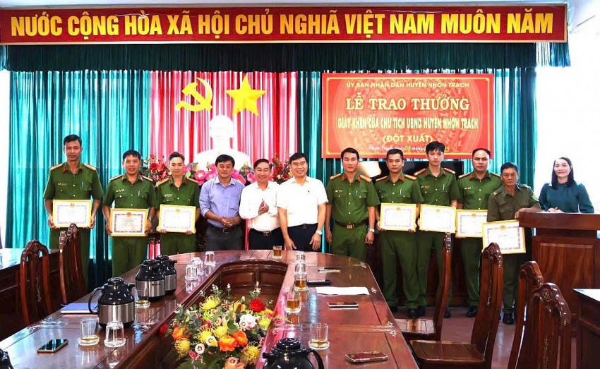 Một tập thể và 6 cá nhân đã được Chủ tịch UBND huyện Nhơn Trạch trao thưởng (CACC).