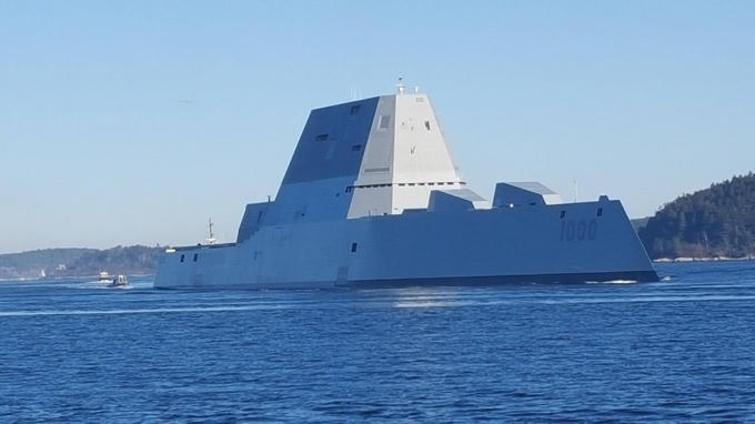 Zumwalt được trang bị các radar và thiết bị sonar hiện đại. Thân của nó được thiết kế theo cấu trúc đặc biệt, để tăng khả năng tàng hình. Ảnh Business Insider