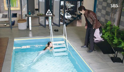 Nam Doo nhìn thấy Shim Chung trong hình hài nàng tiên cá.