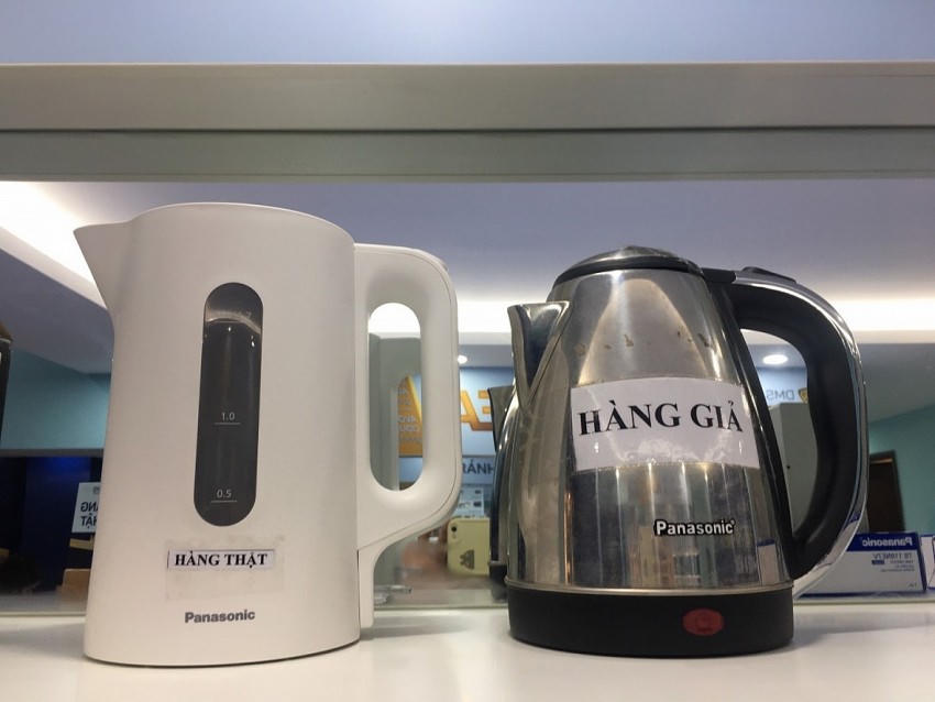 Một sản phẩm âm siêu tốc hàng giả (phải). Khi nhìn bằng mắt thường sẽ nhận ra ngay qua sự hoàn thiện sản phẩm không rõ nét, sơ sài.