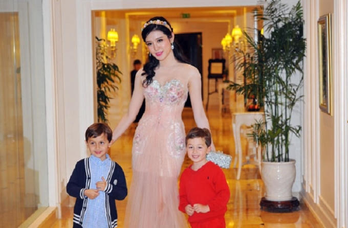 Huyền My giữa không gian rộn ràng của mùa Giáng sinh tại Thủ đô. Trang phục có phom dáng ôm sát phù hợp với vóc dáng quyến rũ của Á hậu 9 X Huyền My.