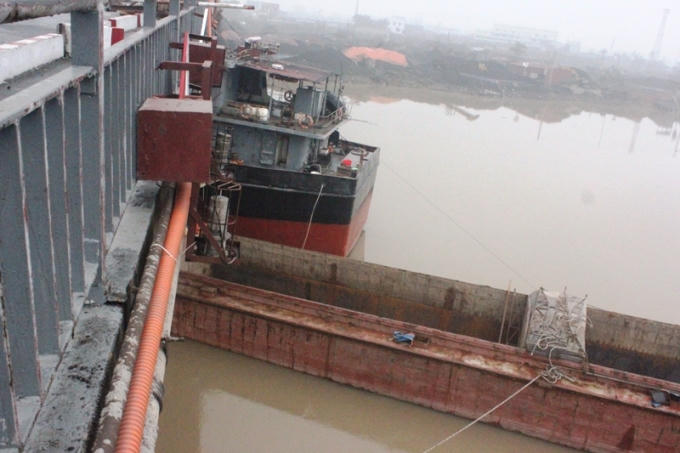 Tàu áp mạn hỗ trợ công tác tháo gỡ tàu Thành Luân 28.
