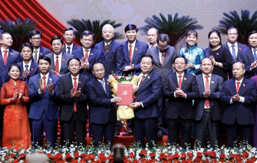 Ủy viên Bộ Chính trị, Trưởng Ban Tuyên giáo và Dân vận Trung ương Nguyễn Trọng Nghĩa (thứ 4 từ phải sang) trao quyết định và tặng hoa chúc mừng tân Bí thư Tỉnh ủy Gia Lai Thái Đại Ngọc. ﻿Ảnh: Báo Gia Lai