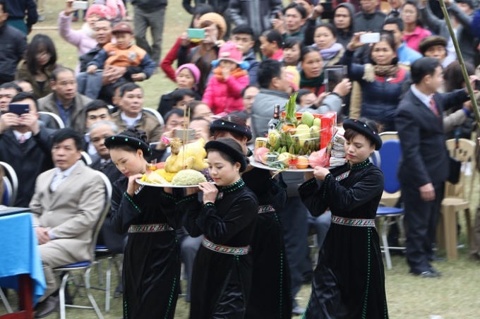 Từng mâm cỗ được thành kính dâng lên, thể hiện sự tôn thờ, kính bái của Đảng bộ, chính quyền nhân dân các dân tộc tỉnh Bắc Kạn nói chung, huyện Ba Bể nói riêng.  Ảnh: Trung Du.