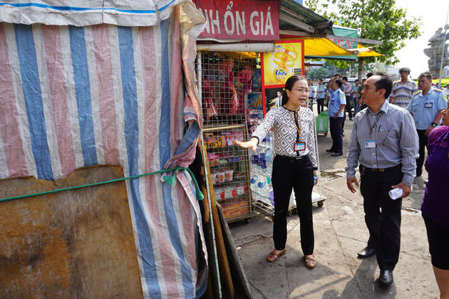 Bà Nga tiếp tục kiểm tra và yêu cầu lực lượng chức năng xử lý các điểm vi phạm lấn chiếm vỉa hè.