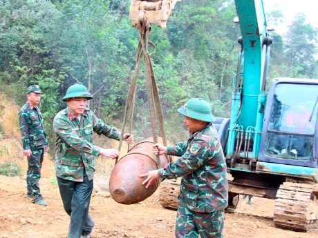 Quả bom nặng hàng trăm kg được phát hiện và đưa đến nơi huy nổ.