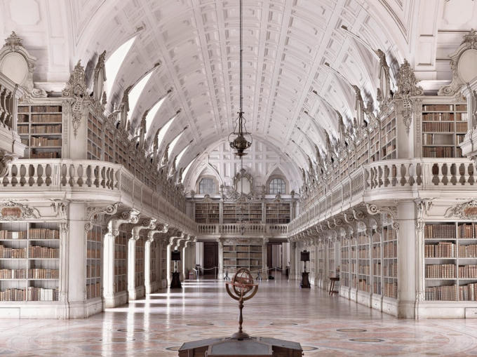 Thư viện Biblioteca do Convento de Mafra, Bồ Đào Nha: Thư viện này dài 88m với sức chứa lên tới 36.000 cuốn sách.