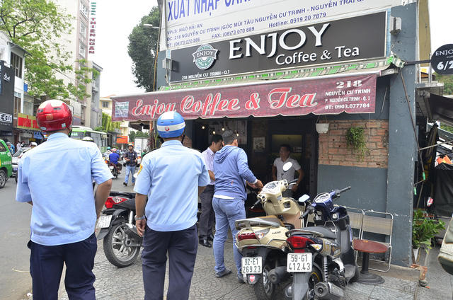 Quán cà phê đậu xe chiếm vỉa hè bị người dân phản ánh với Phó Chủ tịch UBND quận 1, ngay sau đó đã bị xử lý.