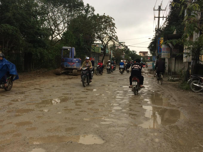Đường Bùi Thị Xuân quanh năm đầy rẫy các ổ gà.