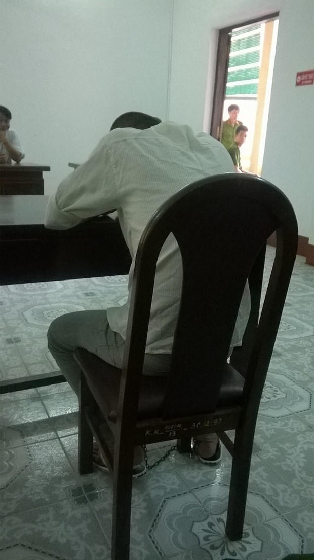 Người chồng là phạm nhân, được công an áp giải đến phiên xử ly hôn.