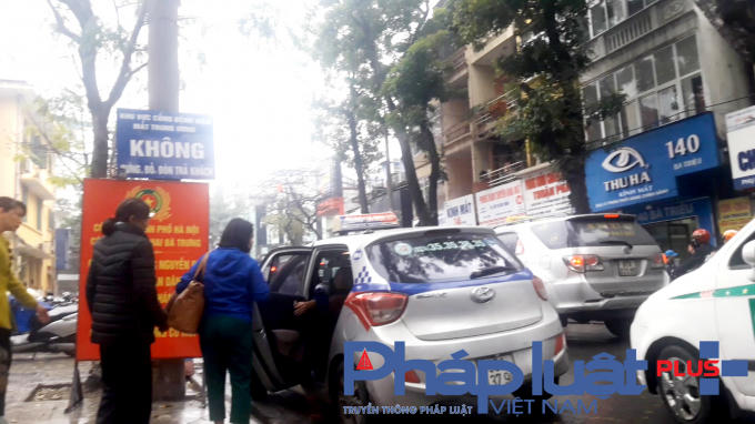 Việc dừng đón trả khách của xe taxi tại trước cổng Bệnh viện Mắt Trung ương diễn ra thường xuyên.