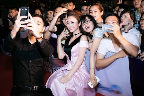 Jennifer Phạm rạng rỡ trước fan. Ảnh: Tiên Nguyễn.