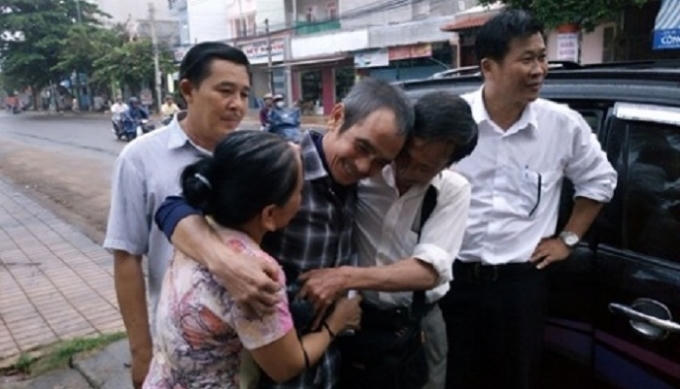 Ông Huỳnh Văn Nén được minh oan trở về trong vòng tay gia đình, người thân. Ảnh: Người Đưa Tin