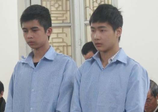 Hai đối tượng Văn Hướng và Ngọc Anh tại tòa. (ảnh Nguyên Khoa)